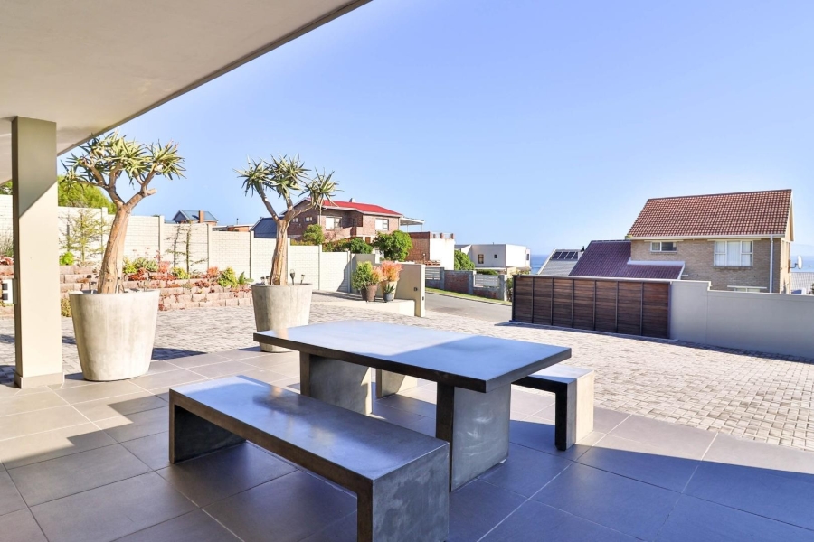 5 Bedroom Property for Sale in De Kelders Western Cape